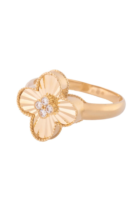 Anillo de oro solido en 10 kilates con forma de flor de cuatro petalos con un estilo diamantado y en el centro 4 piedras pequeñas blancas.png