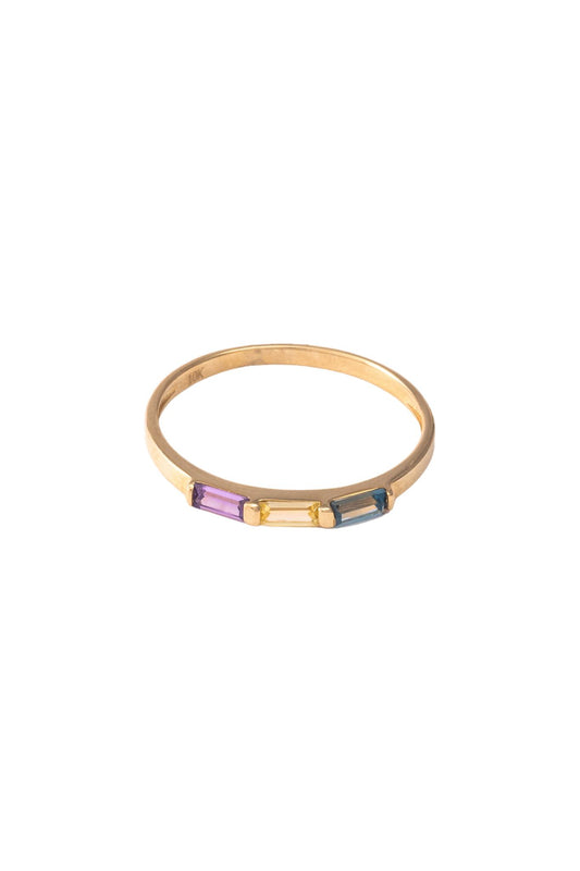 Anillo de oro sólido en 10 kilates con tres zirconias rectangulares colores pastel..png
