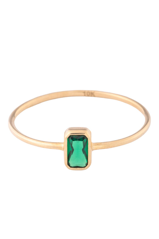 Anillo de oro solido en 10 kilates con un contorno ligero y una piedra rectangular verde .png