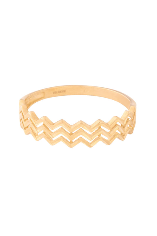 Anillo de oro solido en 10 kilates con un contorno liso pero por la parte superios tres lineas en zigzag con un estilo diamantado.png