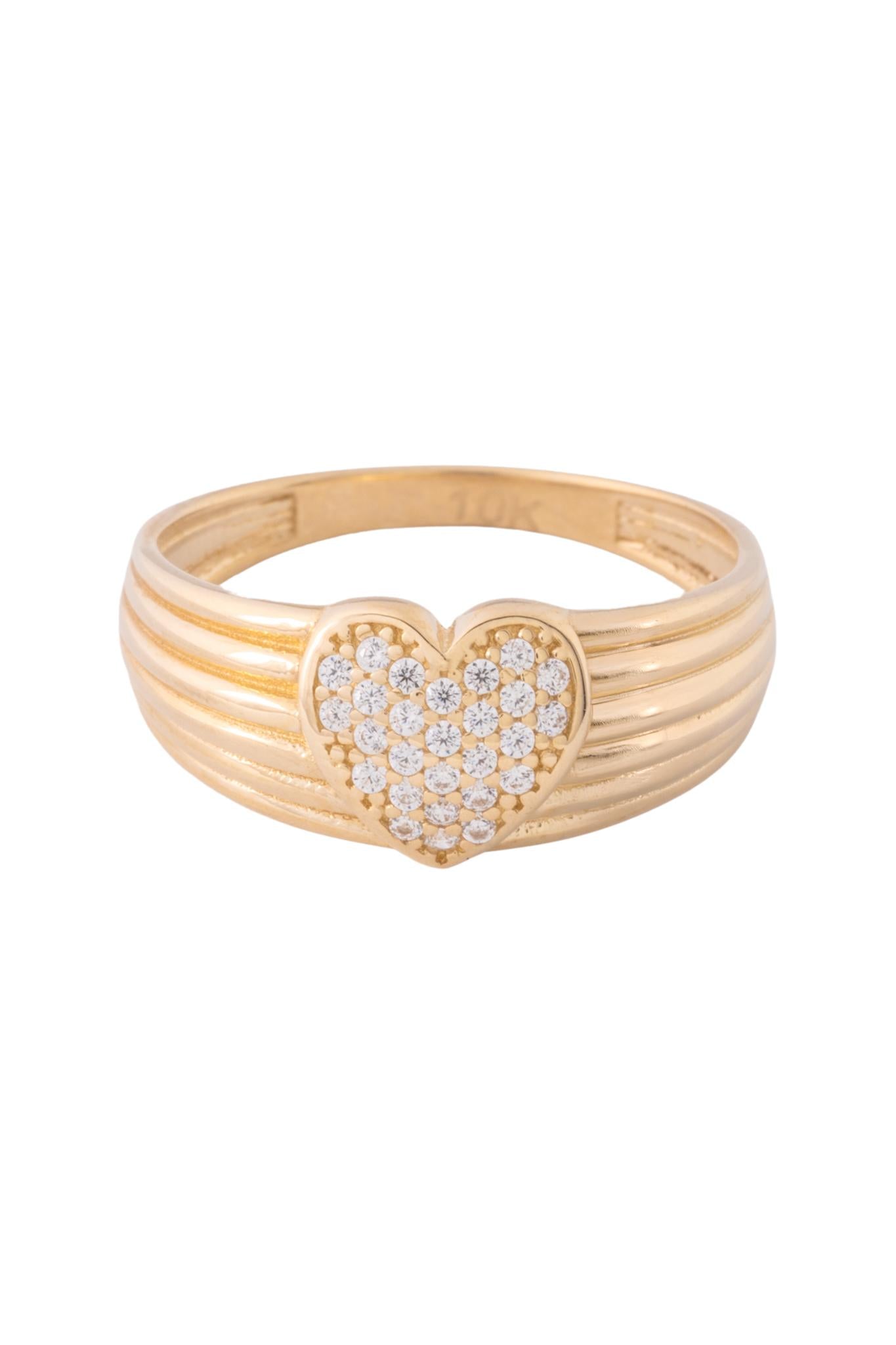 Anillo de oro solido en 10 kilates con un controno de seis lineas lisas delgadas con un corazón en el centro de zirconias.png