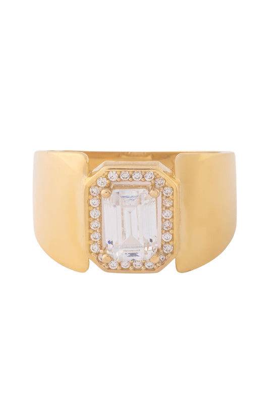 Anillo de oro solido en 10 kilates con un controno liso ancho y en el centro un piedra blanca rectangular con un pequeño contorno de zirconias .png