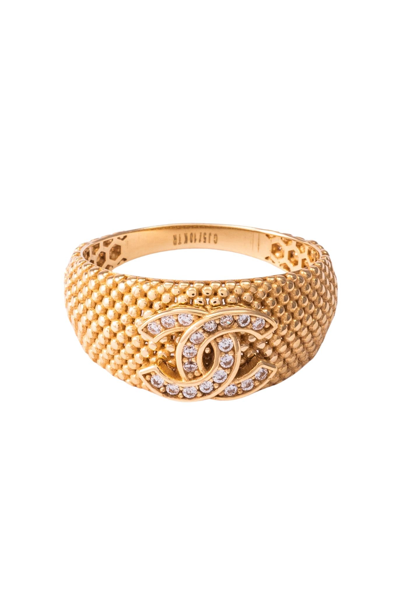 Anillo de oro solido en 10 kilates con una doble "C" de zirconia en el centro .png