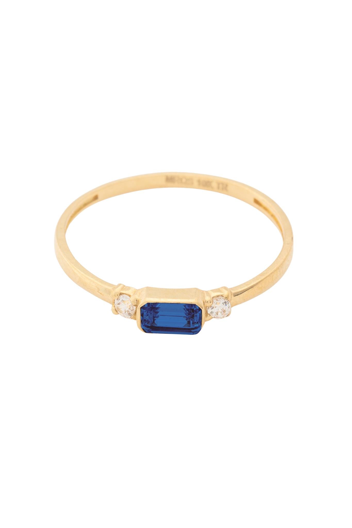 Anillo de oro sólido en 10 kilates con una piedra rectangular azul y una zirconia blanca de cada lado .png