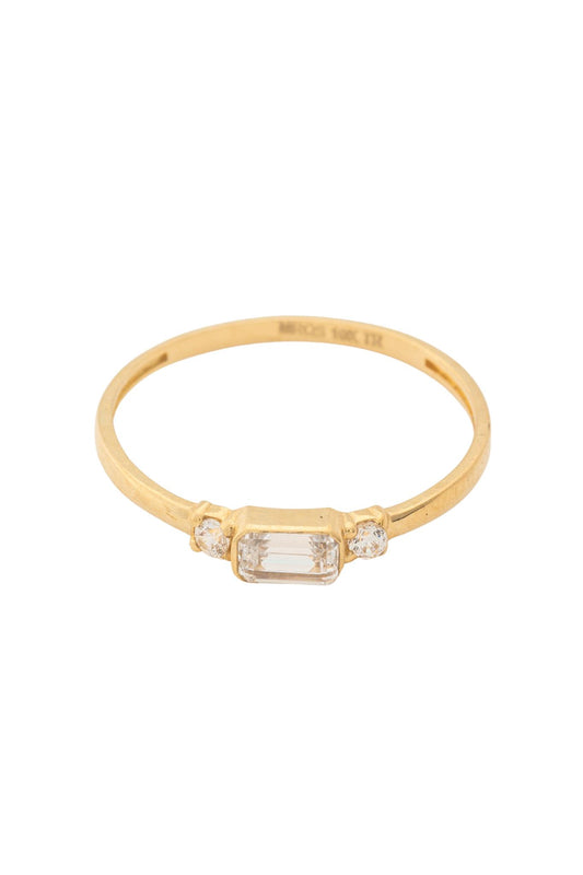 Anillo de oro sólido en 10 kilates con una piedra rectangular blanca y una zirconia blanca de cada lado .png