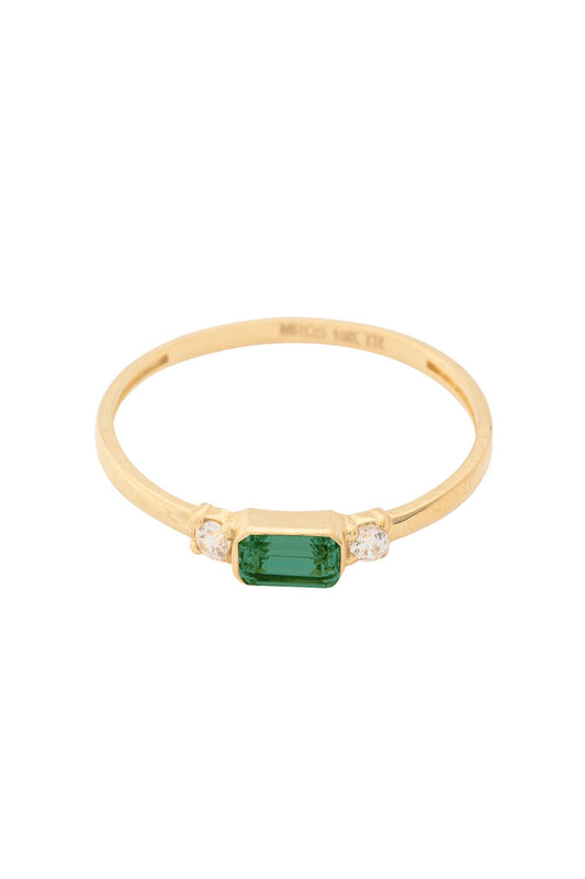 Anillo de oro sólido en 10 kilates con una piedra rectangular verde y una zirconia blanca de cada lado .png
