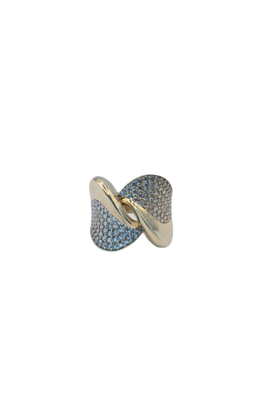 Anillo de oro sólido en 10 kilates forma irregular mitad lisa mitad zirconias en ondas gruesas..png