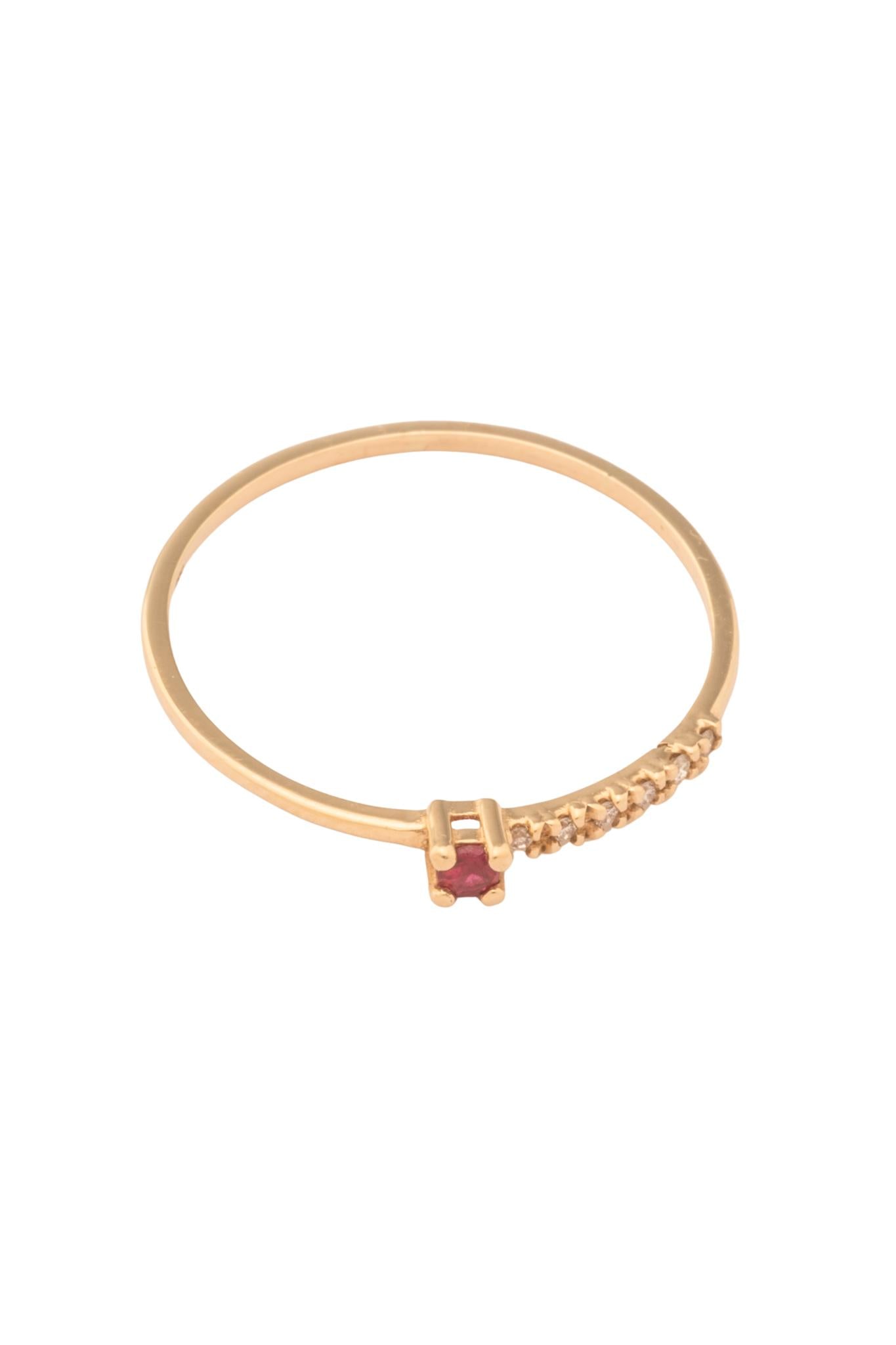 Anillo de oro sólido en 14 kilates con brazo delgado mitad liso, centro rubies y medio brazo de diamantes de 0.03 ct..png