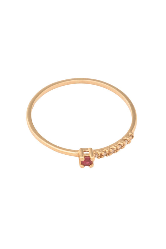 Anillo de oro sólido en 14 kilates con brazo delgado mitad liso, centro rubies y medio brazo de diamantes de 0.03 ct..png