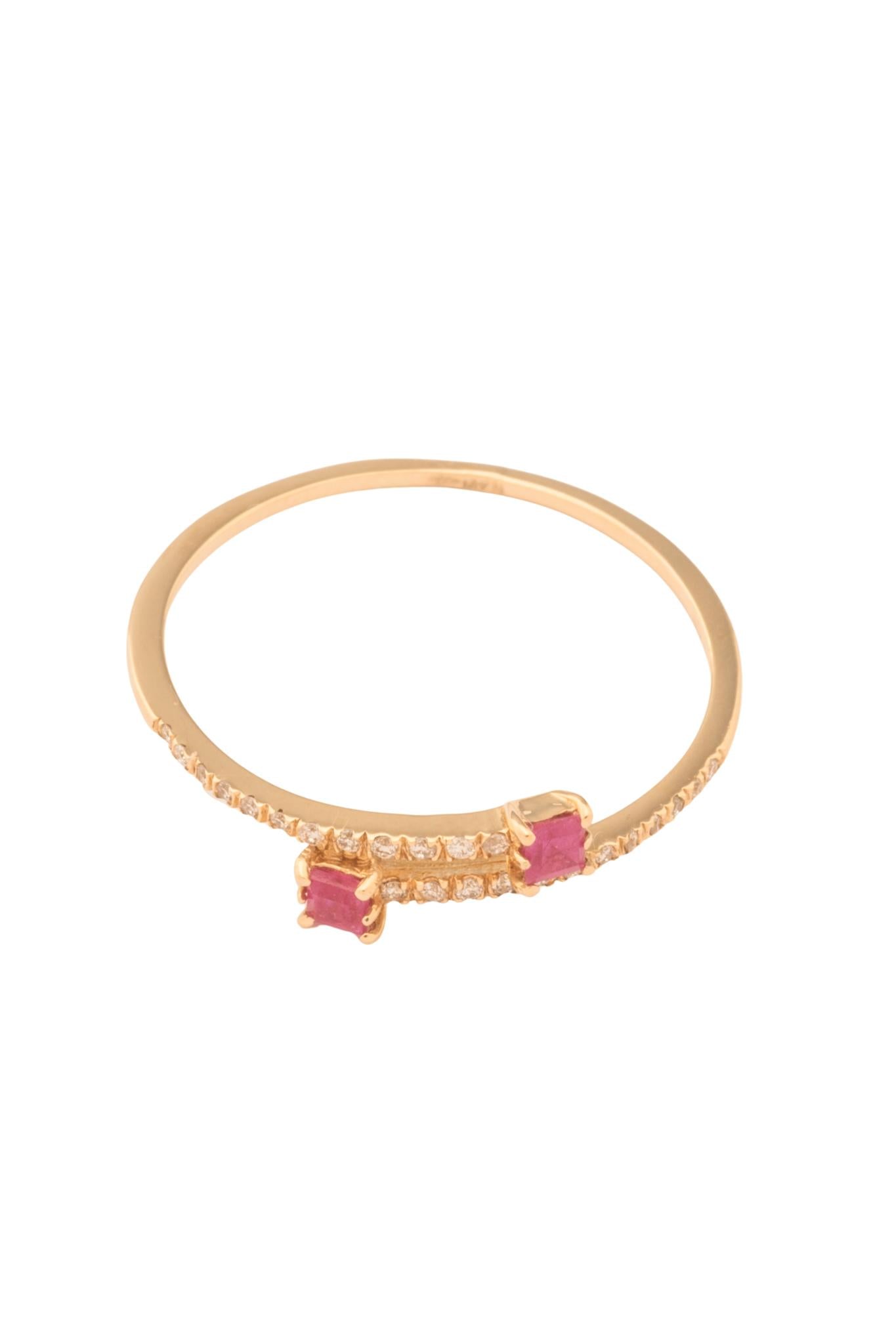 Anillo de oro sólido en 14 kilates con brazo doble de diamantes y en las puntas rubies..png