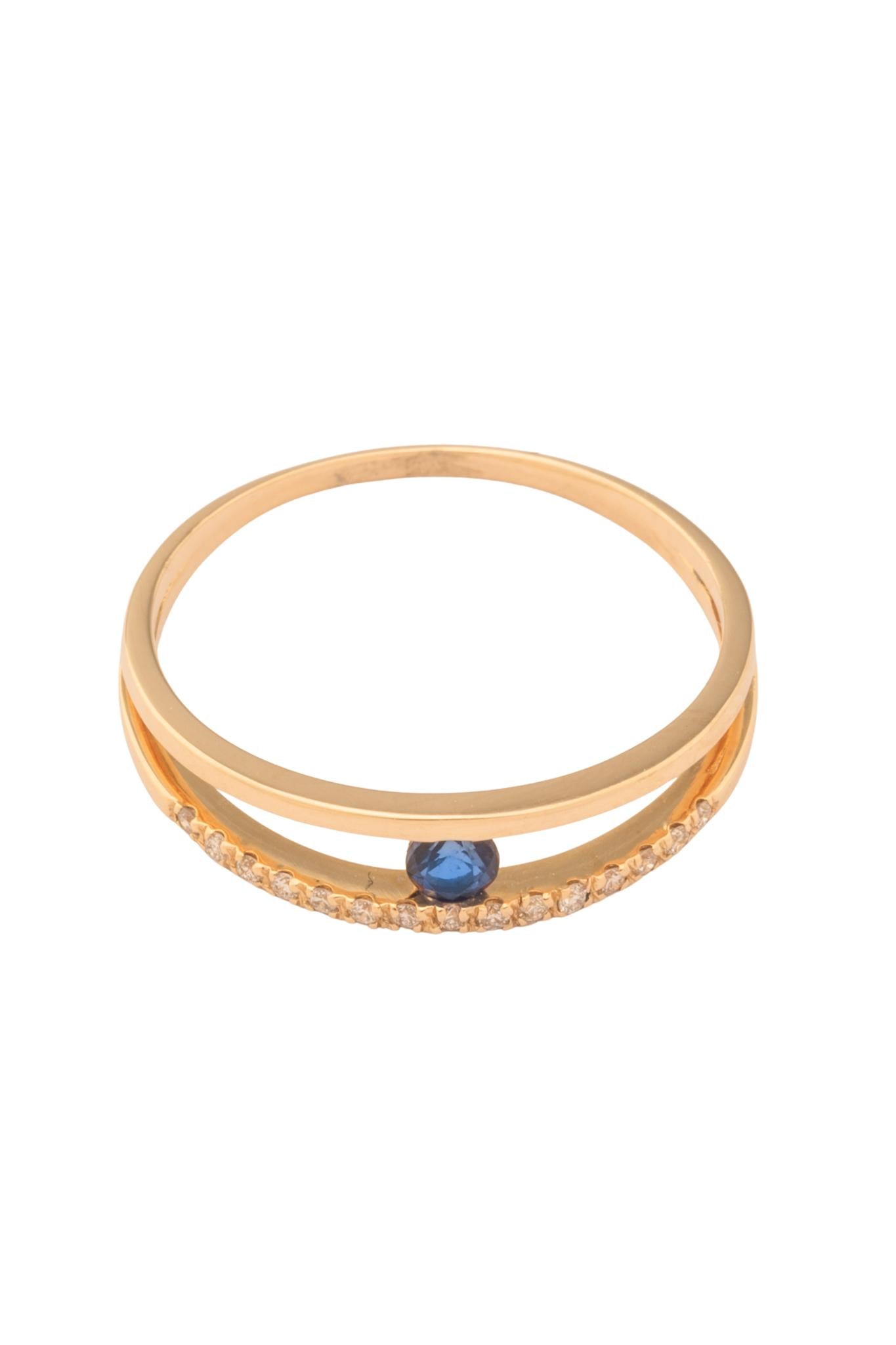 Anillo de oro sólido en 14 kilates con brazo doble, uno liso, uno con diamantes de 0.08 ct y un zafiro al centro..png
