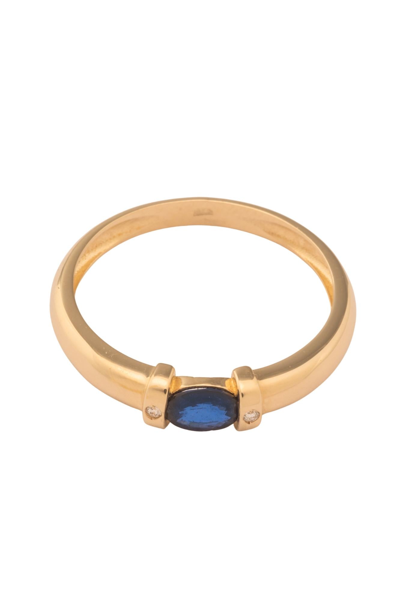 Anillo de oro sólido en 14 kilates con brazo grueso y centro zafiro con dos diamantes a los lados de 0.12 ct..png