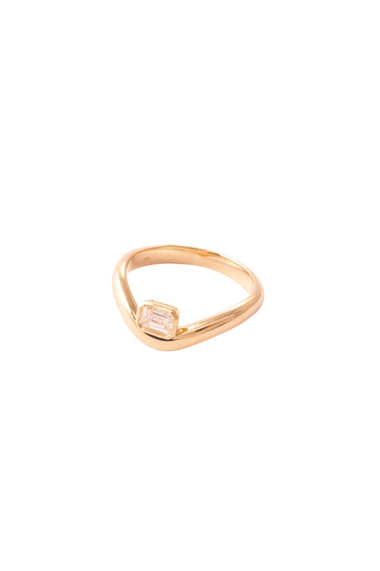 Anillo de oro sólido en 14 kilates con diamante rectangular biselado de 0.32 ct montado en un brazo liso ondulado en V ligera..png