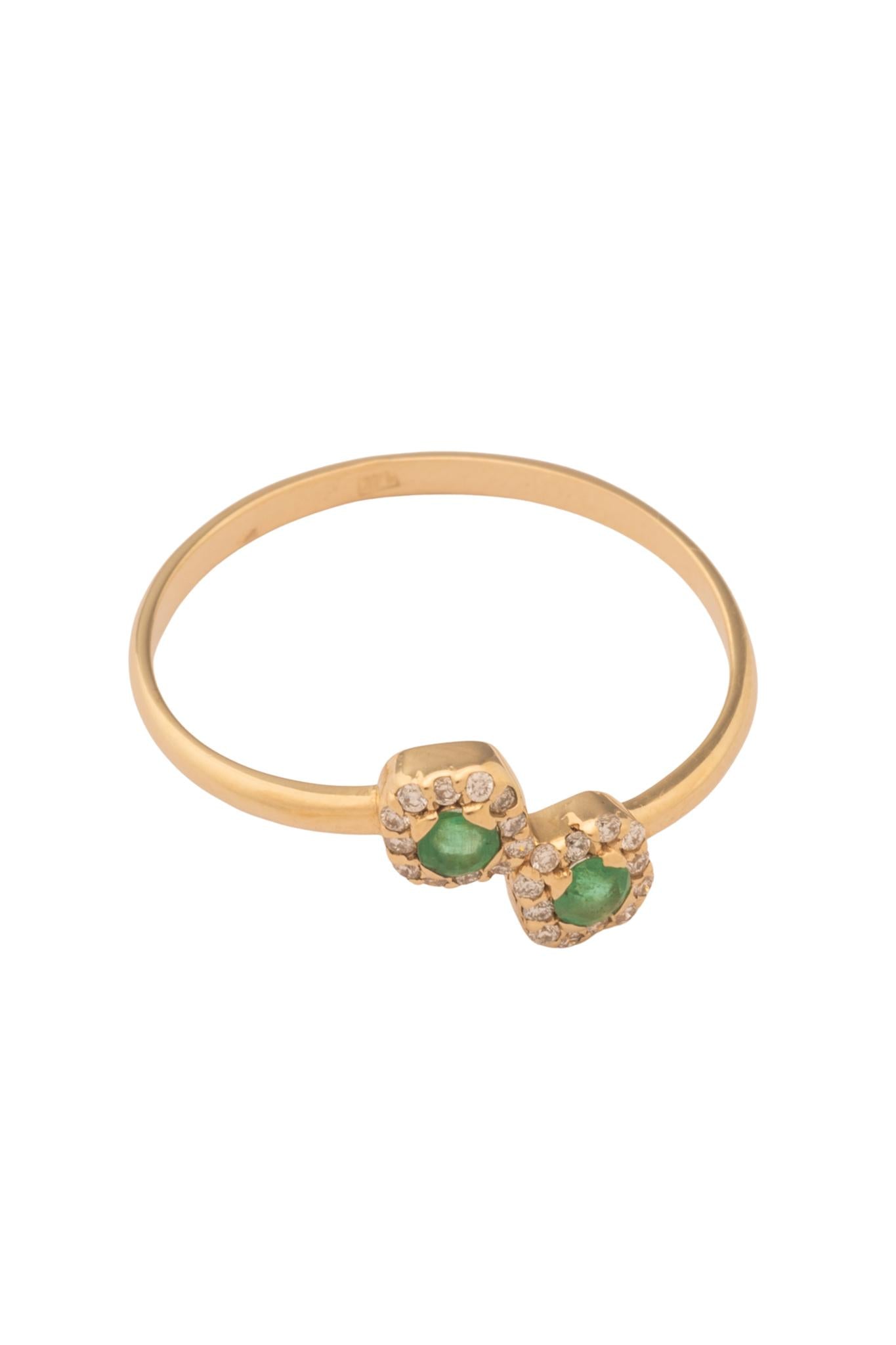 Anillo de oro sólido en 14 kilates con diamantes en forma de flores una arriba y una abajo, centro esmeralda..png