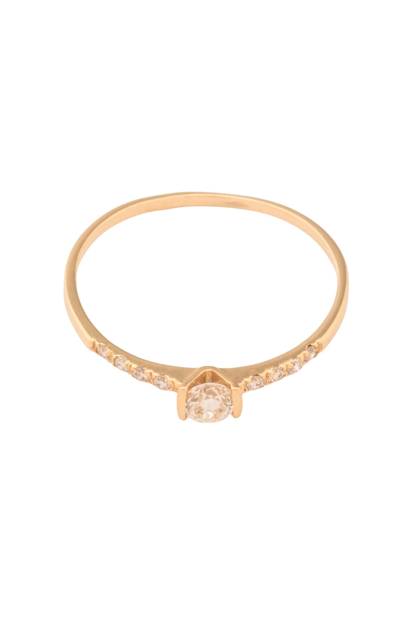 Anillo de oro sólido en 14 kilates con media churumbela y centro diamante de 0.24 ct montado en oro amarillo..png