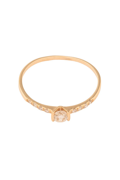 Anillo de oro sólido en 14 kilates con media churumbela y centro diamante de 0.24 ct montado en oro amarillo..png