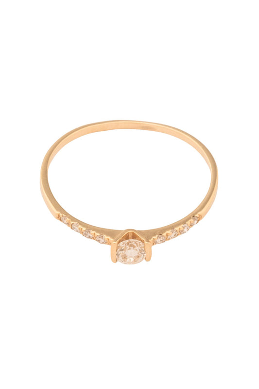 Anillo de oro sólido en 14 kilates con media churumbela y centro diamante de 0.24 ct montado en oro amarillo..png