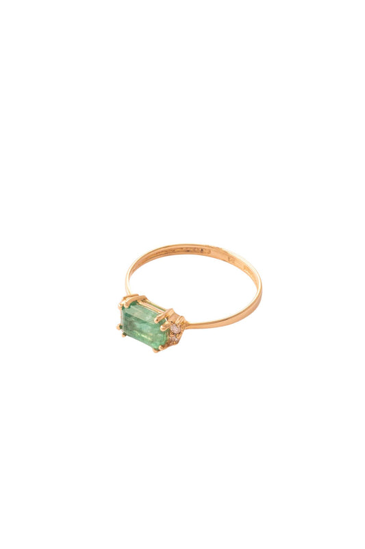 Anillo de oro sólido en 14 kilates con una esmeralda rectangular al centro de 1 ct y cuatro diamantes a los laterales de 0.06 ct montados en un brazo delgado oro amarillo..png