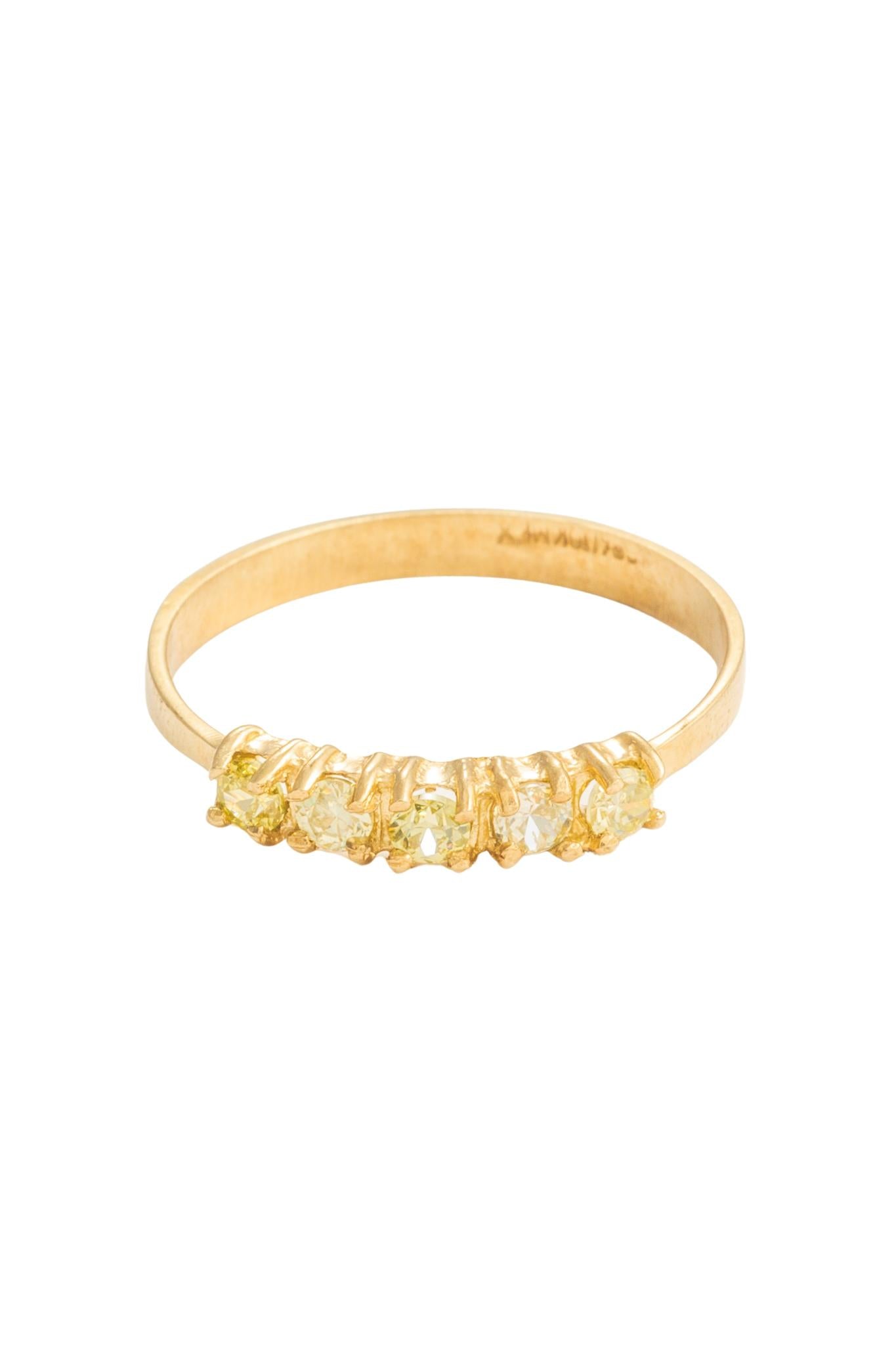 Anillo en 10 kilates con cinco zirconias verdes pera.png