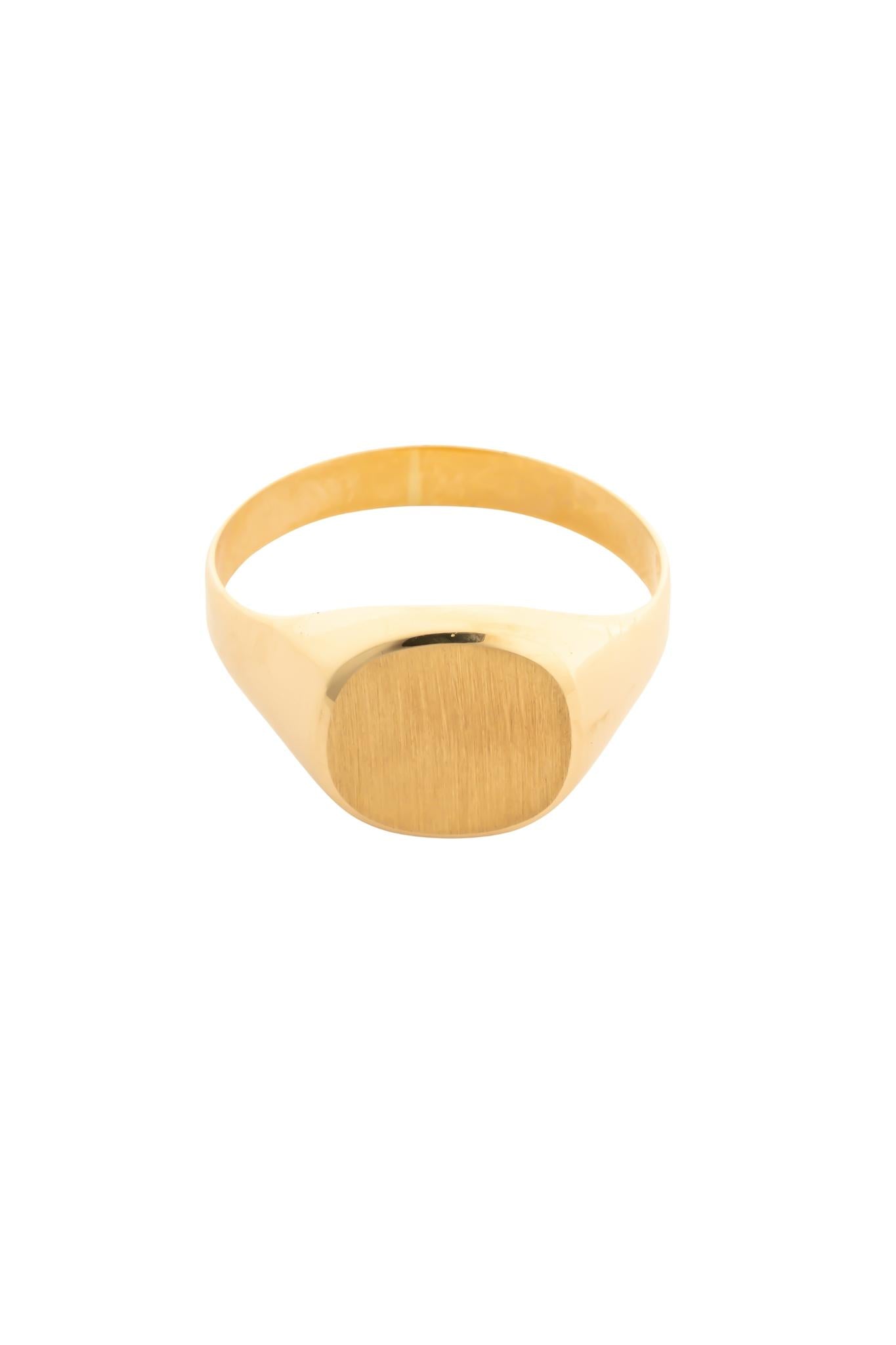 Anillo en 10 kilates con círculo liso para grabado.png