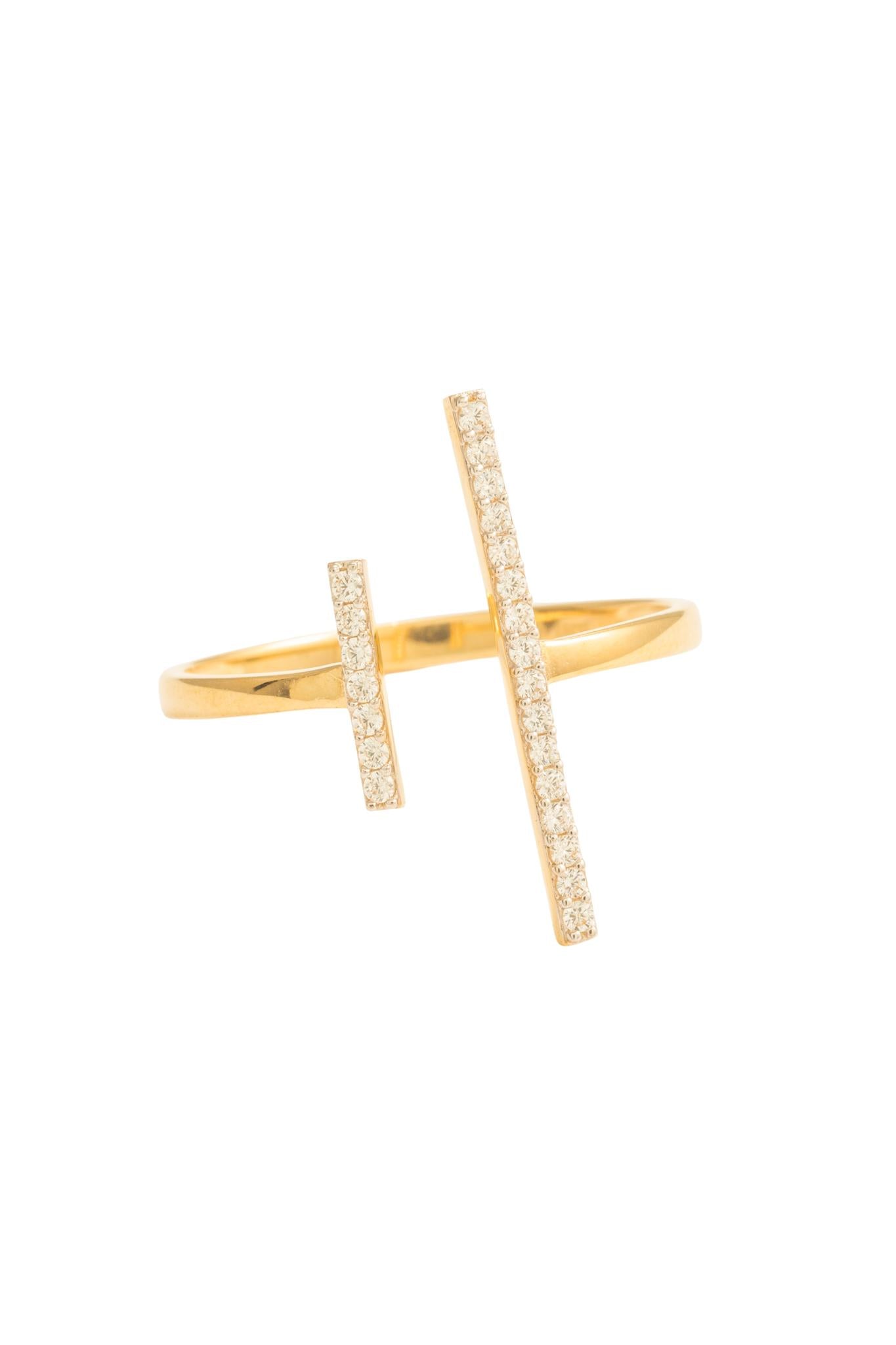 Anillo en 10 kilates con dos barras verticales de zirconias blancas.png