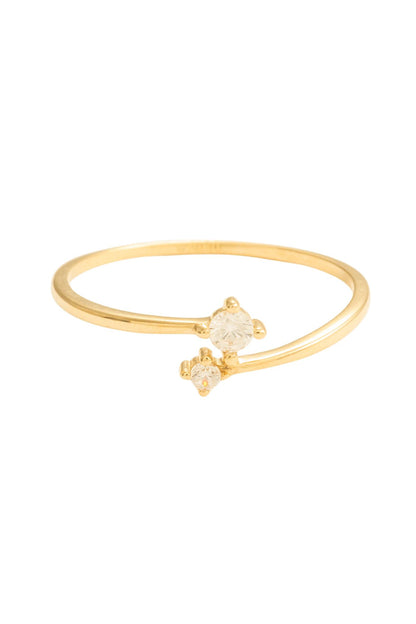 Anillo en 10 kilates con dos zirconias blancas simples.png