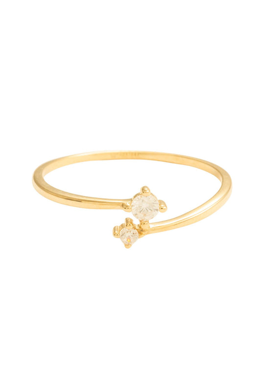 Anillo en 10 kilates con dos zirconias blancas simples.png