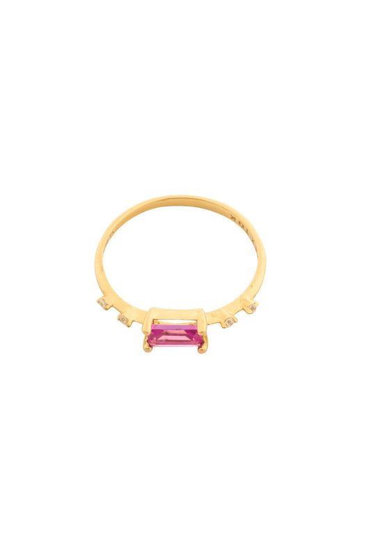 Anillo en 10 kilates con zirconias laterales y zirconia rectangular rosa.png