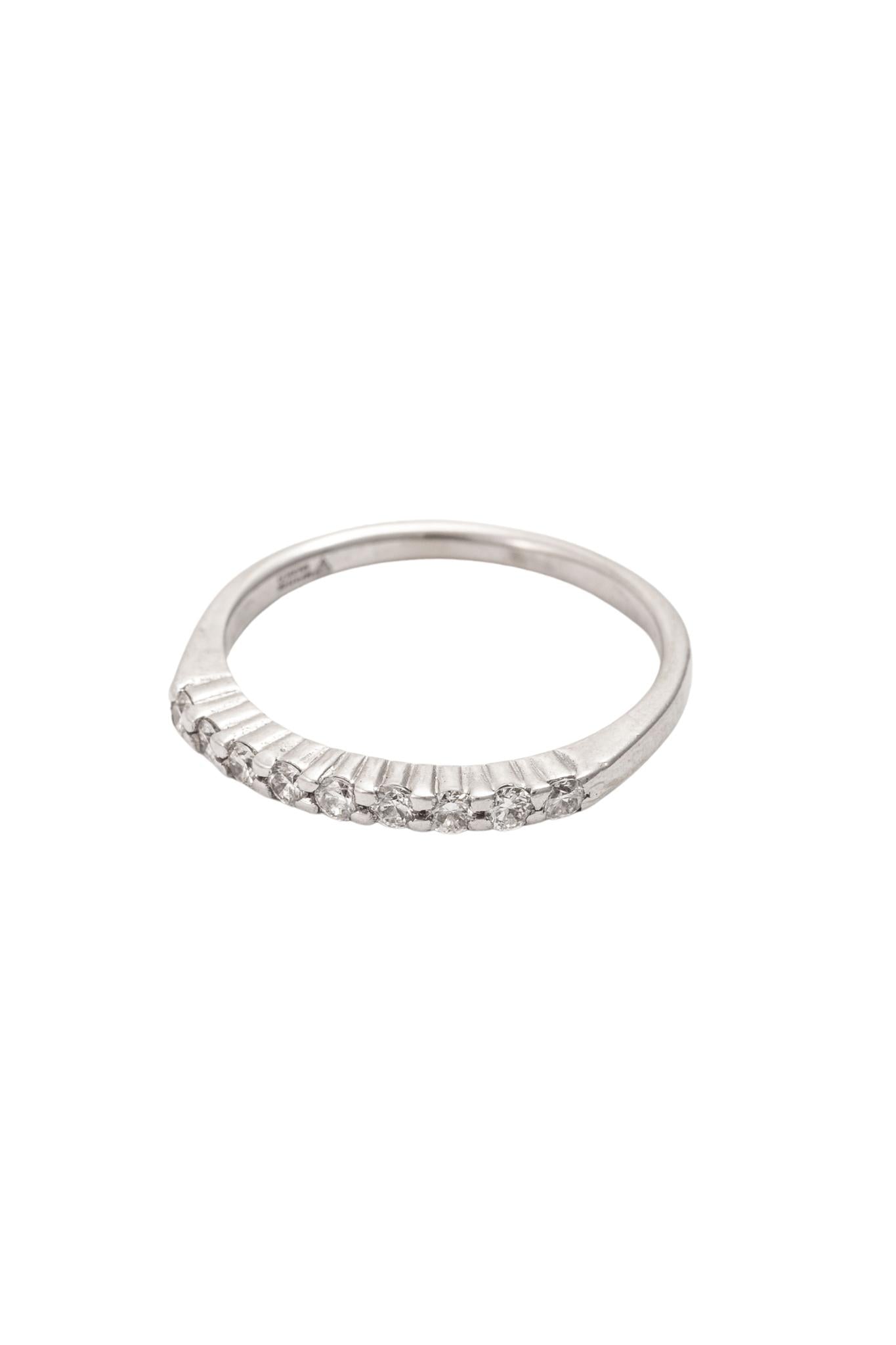Anillo estilo churumbela de oro solido blanco de 14 kilates con pequeños diamanantes al rededor .png
