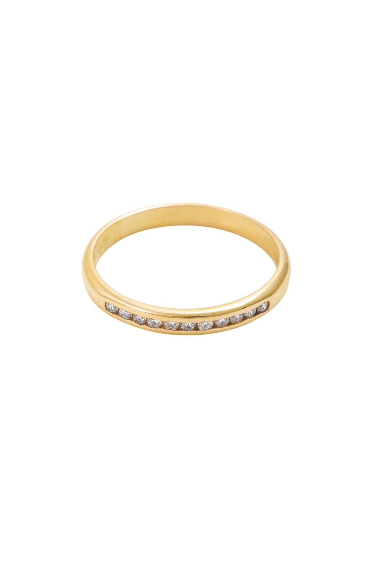 Anillo media churumbela de 14 kilates con zirconias blancas y bisel liso en oro amarillo..png
