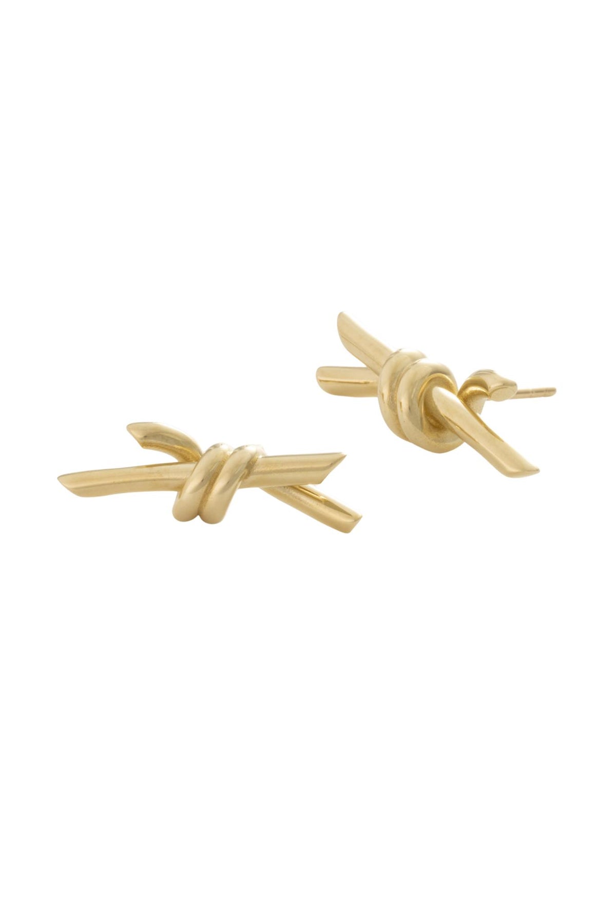 Arete 10 kilates, dos tiras con nudo central liso en oro amarillo..png