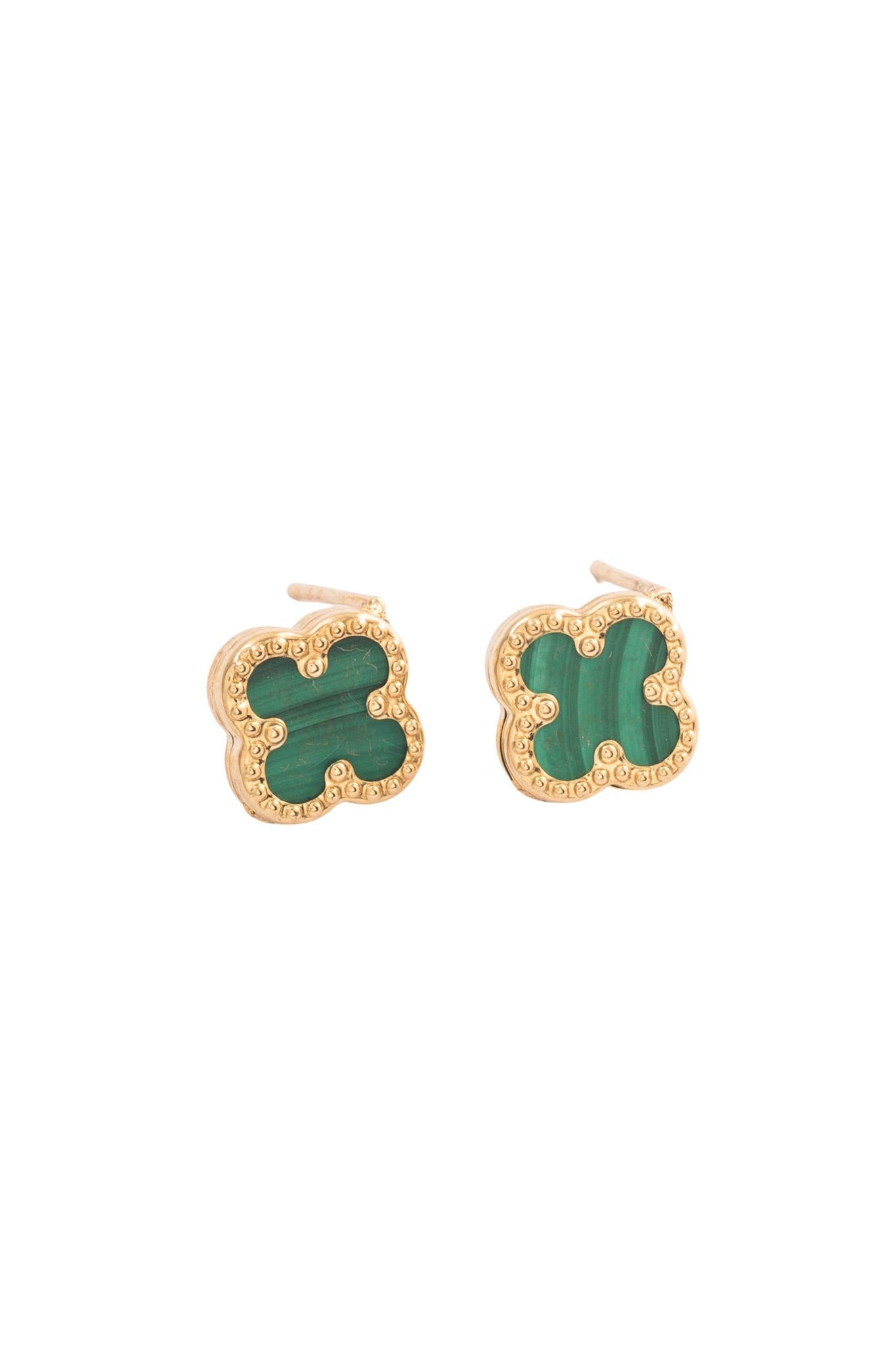 Arete 10 kilates flor de cuatro pétalos verdes bisel oro amarillo..png