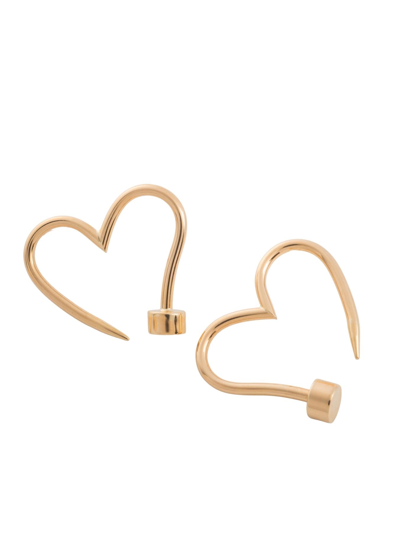 Arete 10 kilates forma de corazón clavo.png
