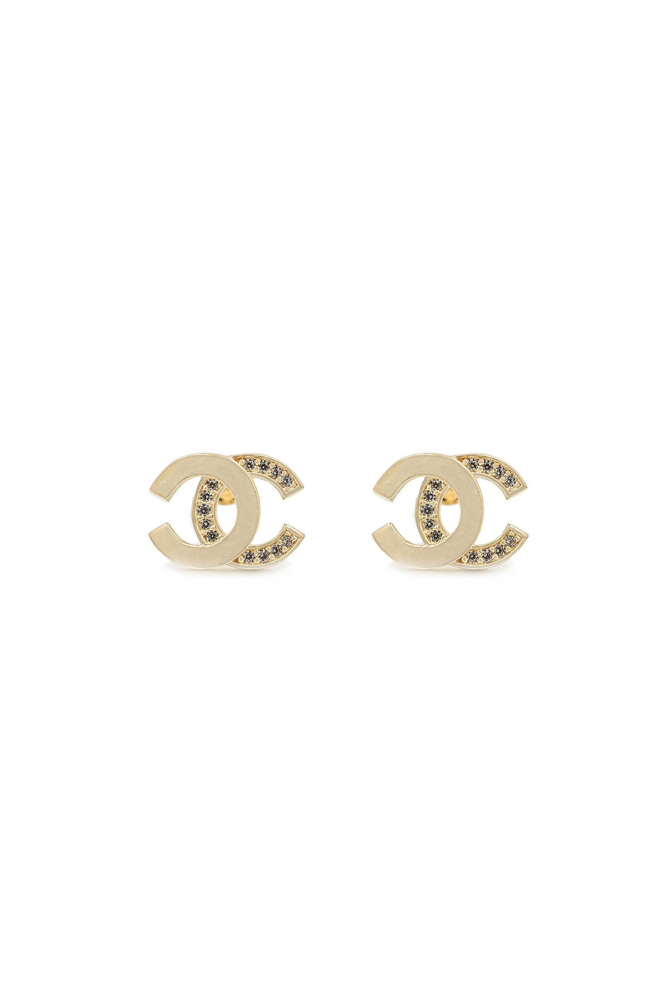 Arete 10 kilates letras CC lisa y zirconias..png