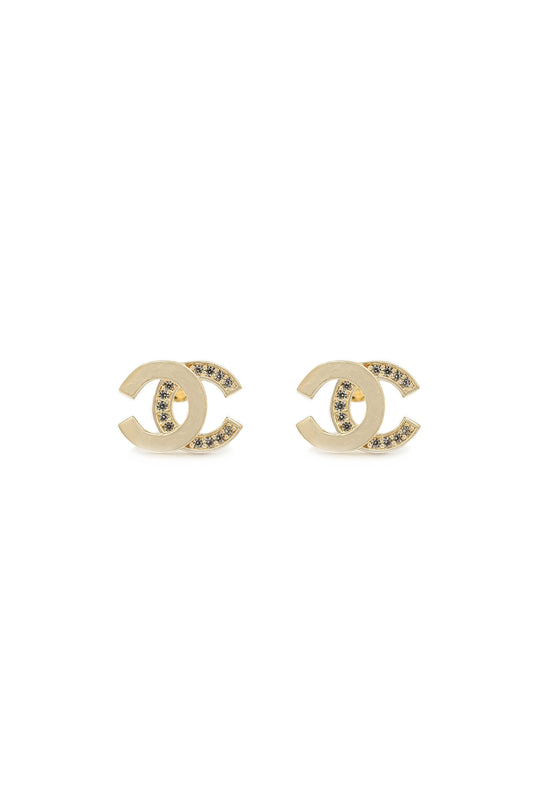 Arete 10 kilates letras CC lisa y zirconias..png