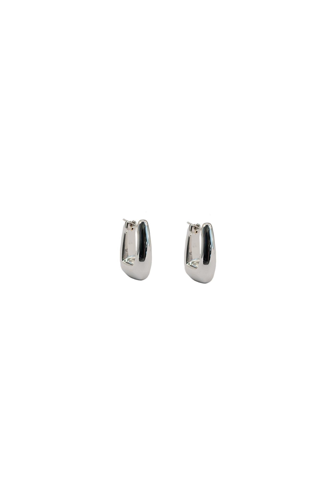Arete arracada de oro solido de 14 kilates con un estilo rectangular de oro blanco.png