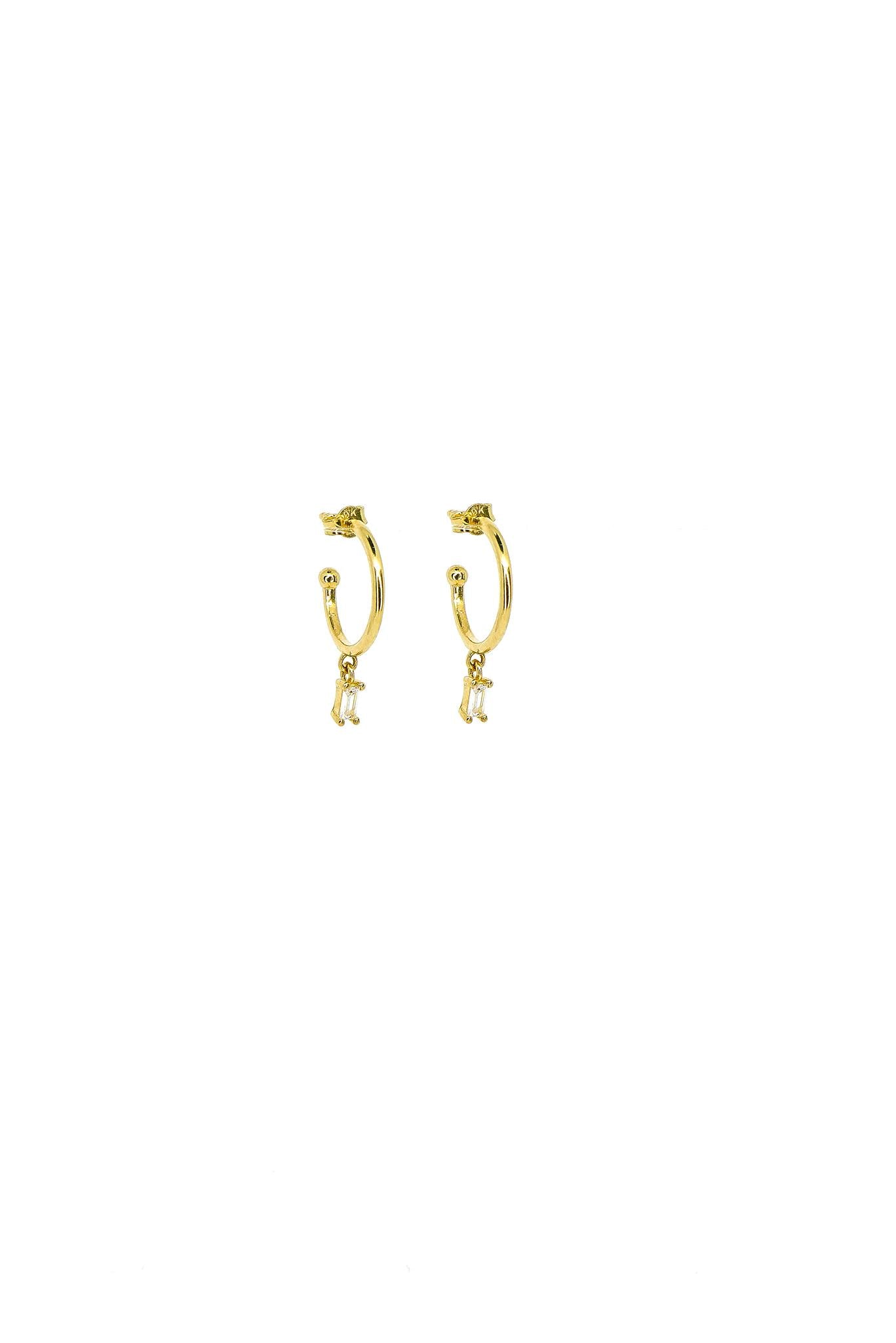 Arete de oro solido de 10 kilates con dije de zirconia rectangular blanca.png