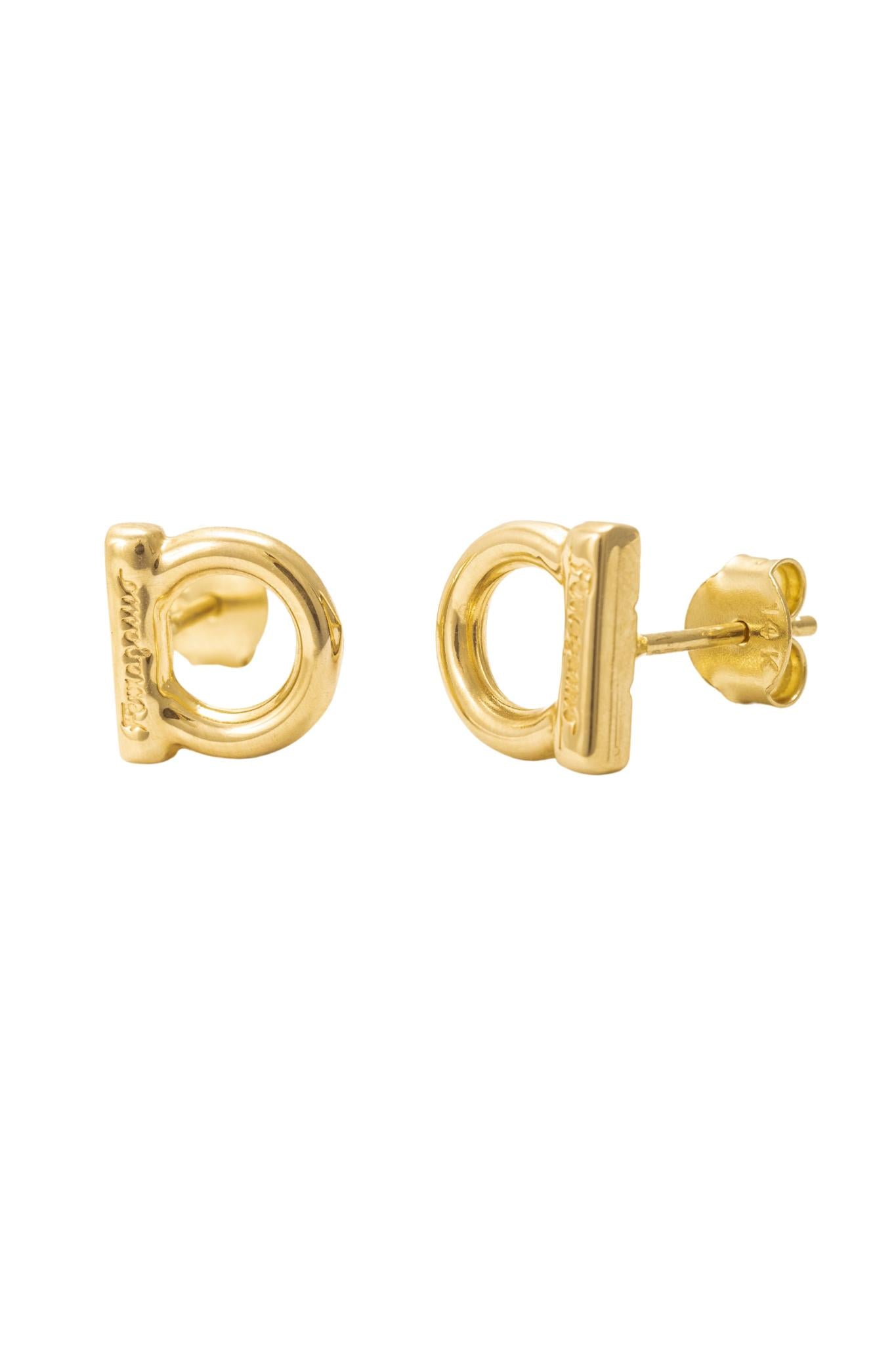 Arete de oro solido de 14 kilates con forma SF.png