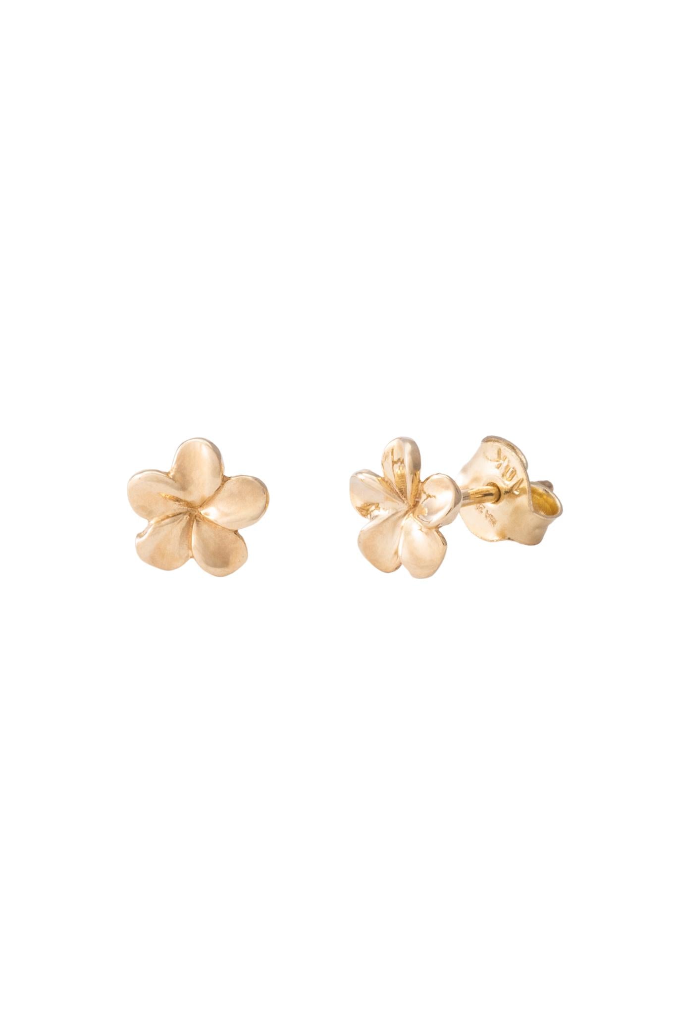 Arete de oro solido en 10 kilatas con forma de flor abierta.png