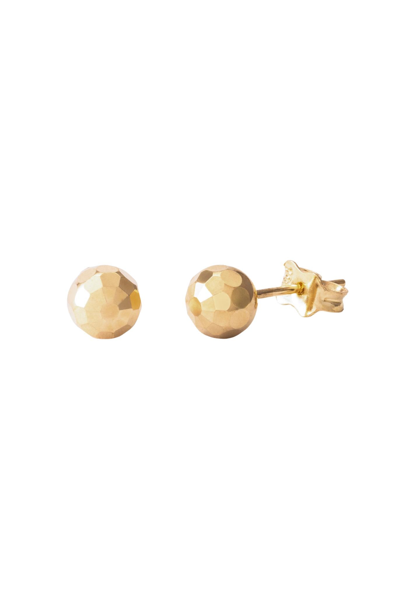 Arete de oro solido en 10 kilates con forma de bola con pequeños pentagonos diamantalos chica.png
