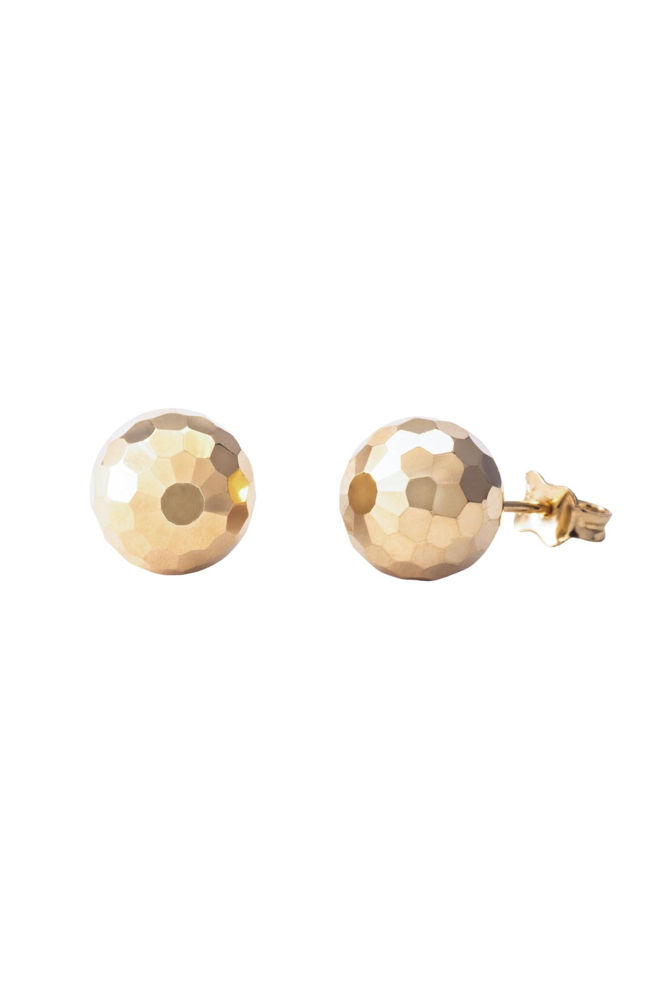 Arete de oro solido en 10 kilates con forma de bola con pequeños pentagonos diamantalos grande.png