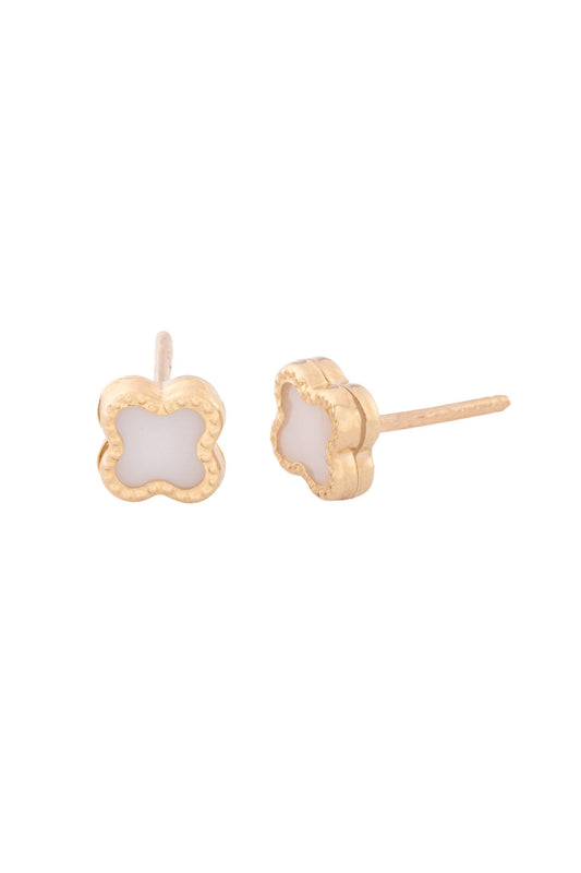 Arete de oro sólido en 10 kilates con forma de flor de cuatro pétalos mini centro madre perla..png