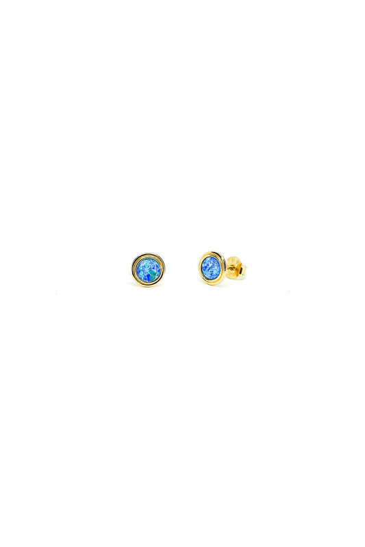 Arete de oro sólido en 10 kilates con ópalo azul al centro y bisel liso de oro amarillo..png