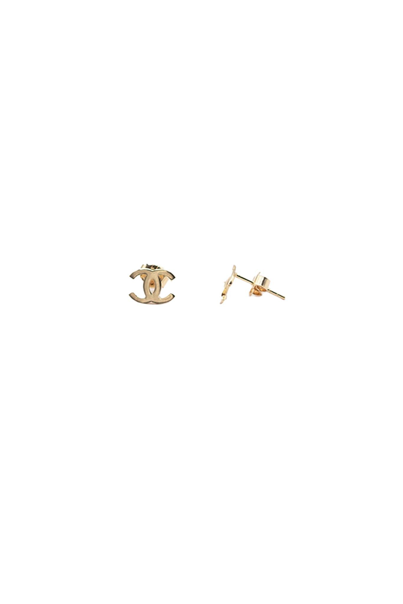 Arete de oro sólido en 10 kilates con una doble "C" con zirconia.png