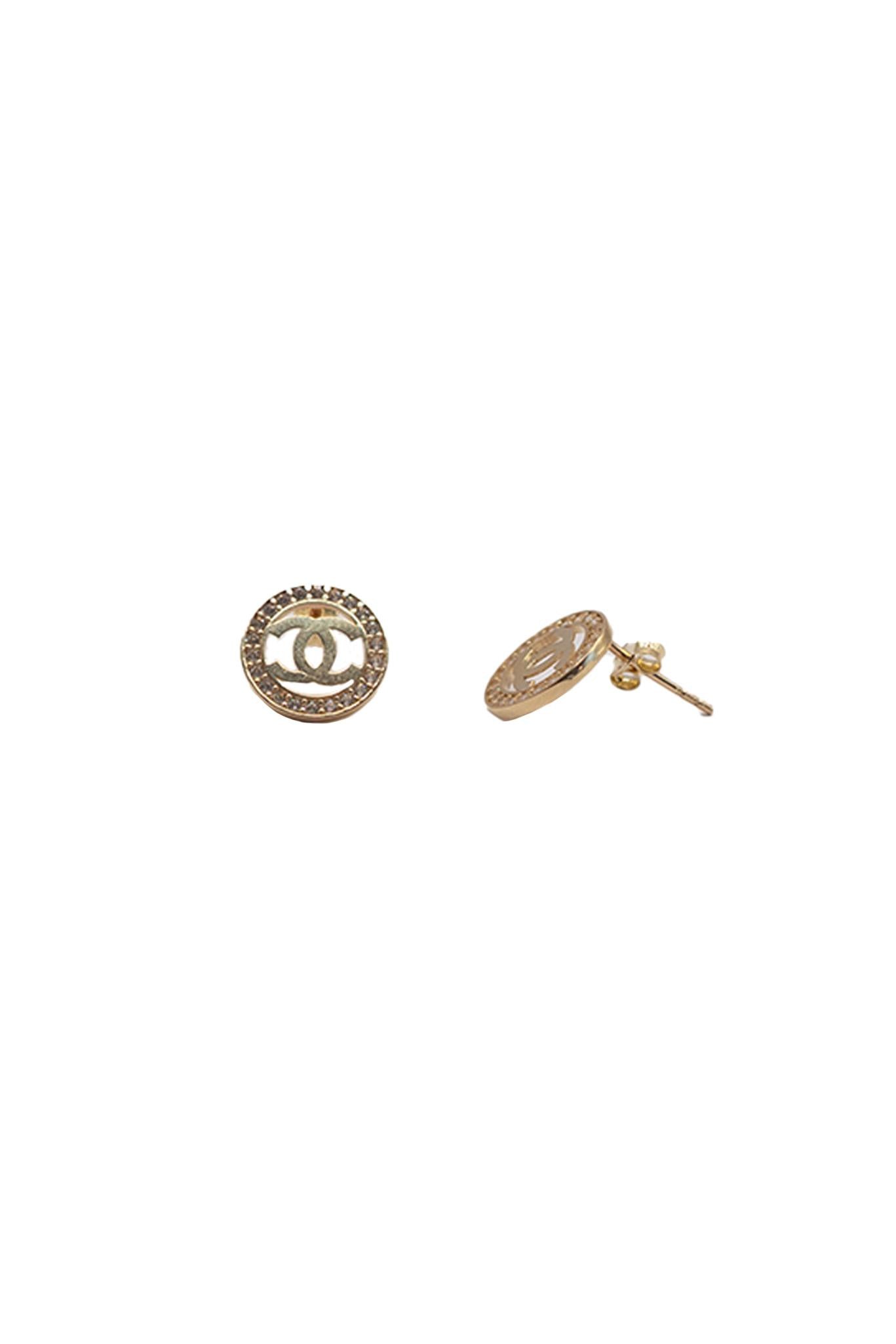 Arete de oro sólido en 10 kilates con una doble "C" y zirconia al rededor.png