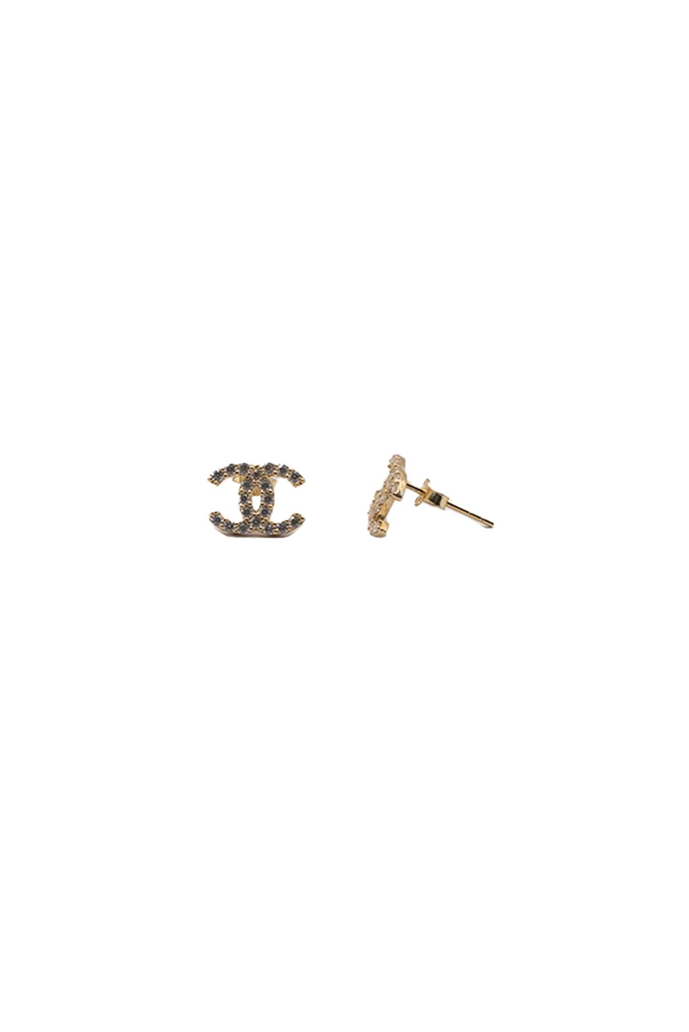 Arete de oro sólido en 10 kilates con una doble "C" y zirconia al rededor.png