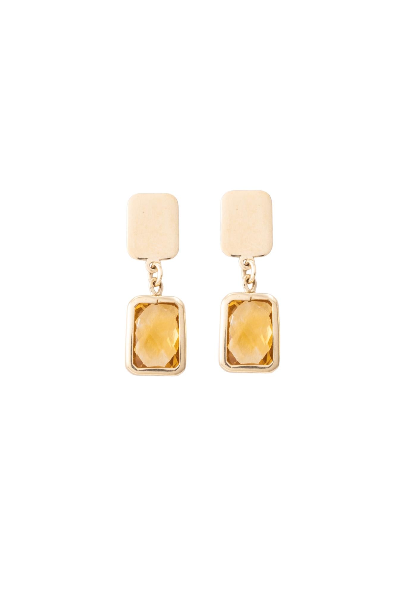 Arete de oro solido en 10 kilates con una placa lisa en al parte de arriba y colgando una piedra dorada con contorno dorado.png
