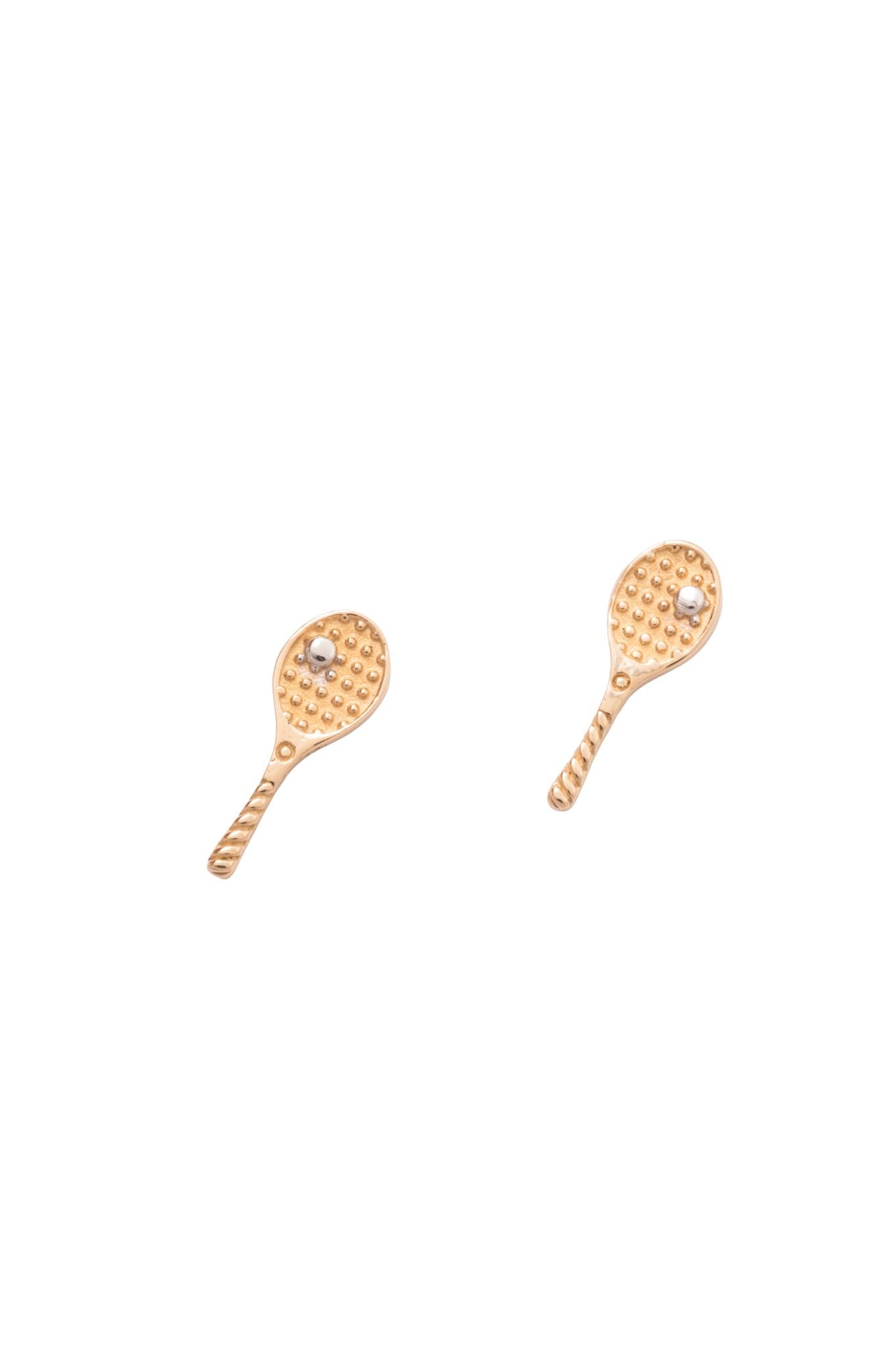 Arete de oro sólido en 14 kilates con forma de raqueta de tennis..png