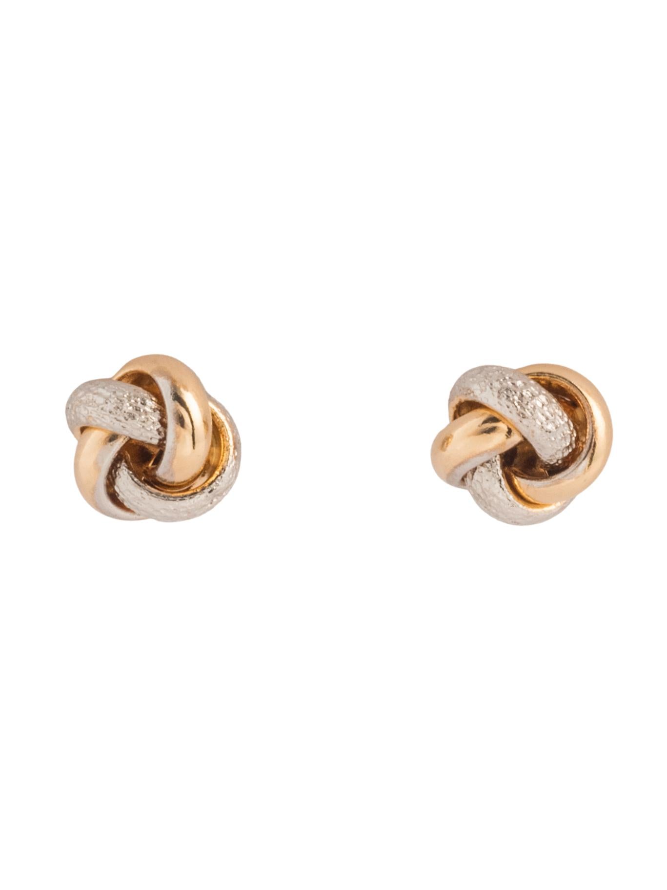 Arete de oro sólido en 14 kilates con nudo oro amarillo liso y oro blanco diamantado..png