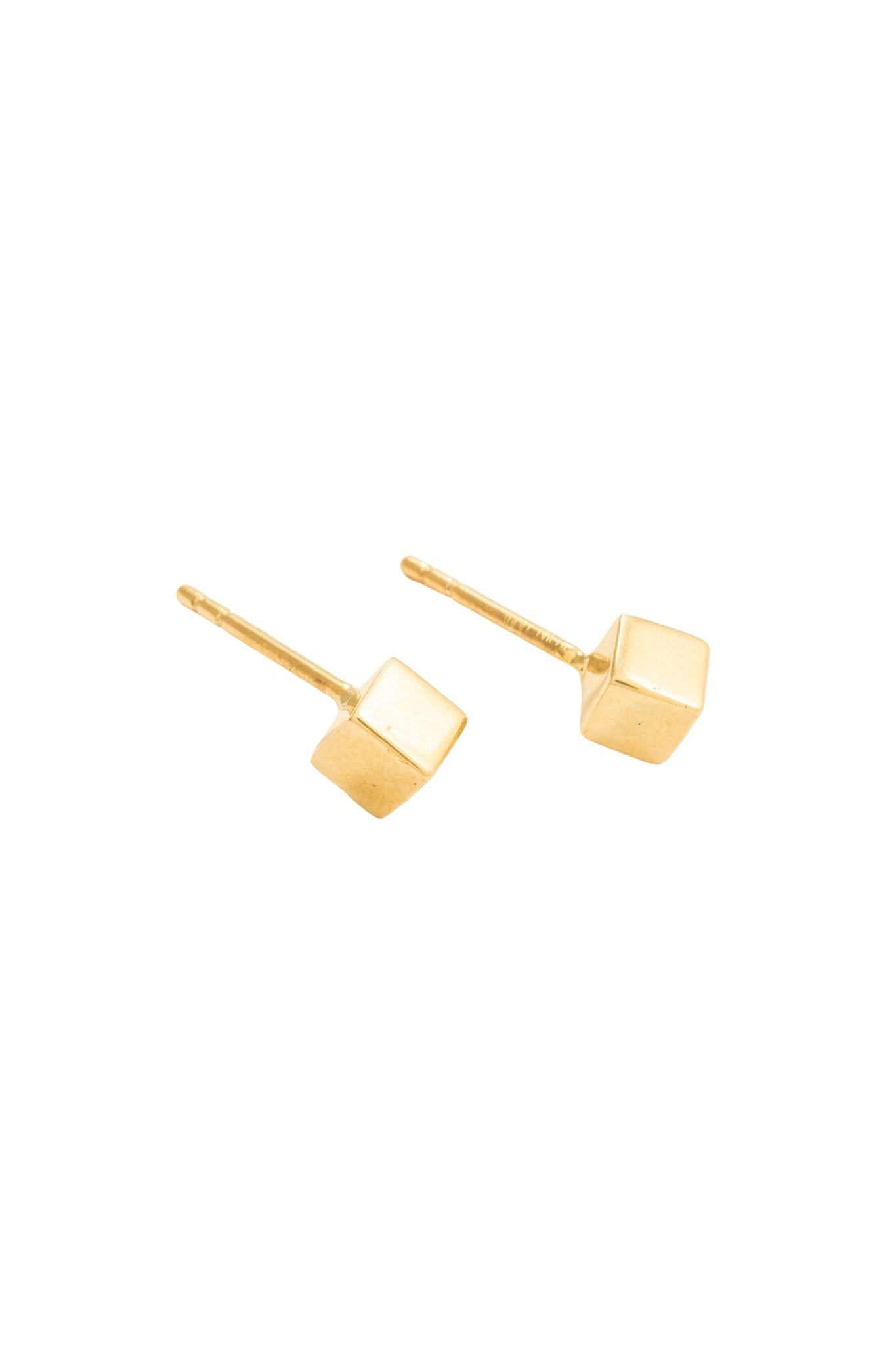 Arete en 10 kilates con cubo amarillo liso.png
